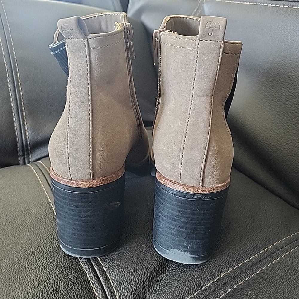 Madalynngore Tan & Black Boots Heel Size 6M Man Made Botties Pumps - Picture 6 of 6
